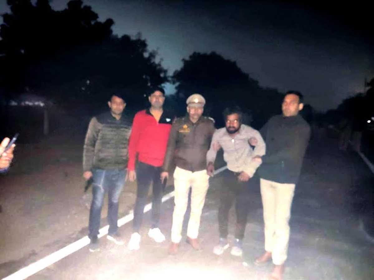 पुलिस की हिरासत से फरार बदमाश व पुलिस के बीच मुठभेड़, गिरफ्तार